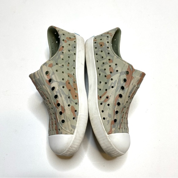Native Jefferson Shoes in Neutral Light Camo Green & Tan Slip On Kids Size J1 1 - Picture 3 of 9